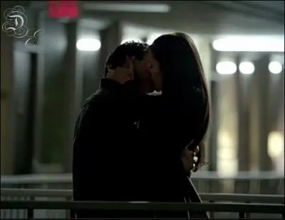 Sur quelle chanson, Damon et Elena s'embrassent-ils dans l'pisode 19 de la saison 3 ?