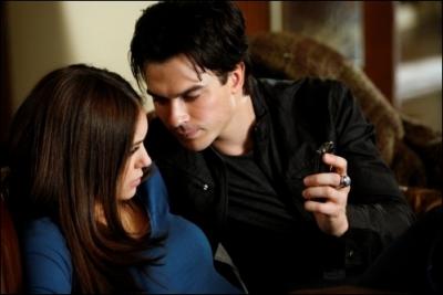 Dans l'épisode 14 de la saison 1, pourquoi Damon emmène-t-il Elena dans la crypte avec lui ?