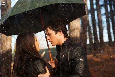 Dans l'épisode 06 de la saison 3, qu'est-ce qui rend Elena jalouse, d'après Stefan.