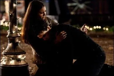 Compltez la phrase suivante :  Si jamais je me retrouvais encore  choisir entre toi et elle, c'est Bonnie qui mourra...