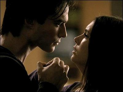 Où Elena croit-elle avoir rencontré Damon pour la première fois ?