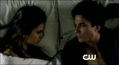 Dans la saison 2, épisode 22, pourquoi Elena embrasse-t-elle Damon ?