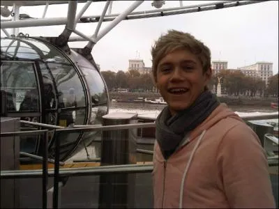 Quel est le prnom et le nom du blondinet ?