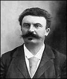 Lon Bloy, essayiste et romancier franais, 1846-1917, nous semblera suprmement injurieux  l'gard de l'auteur de  Bel-Ami  qu'il qualifie d' :  Etalon exhibitionniste .