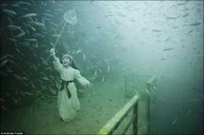 Trouvez le titre : Un bon petit diable  la fleur de l'ge / La jambe lgre et l'oeil polisson !