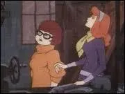Dans Scooby-doo, il y a 2 jeune filles détectives, qui se trouvent toujours embringuées dans des histoires mystérieuses qui font frissonner. Il y a la pin up Daphné et le cerveau de la bande... ?
