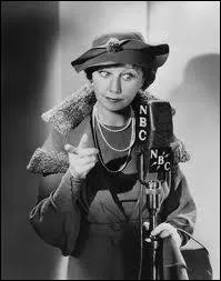 Moins connue, la détective amateur hilarante, Hildegarde Withers, est une institutrice qui assiste l'inspecteur Oscar Piper. Quelle particularité a, entre autres, Hildegarde ?