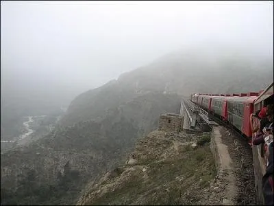 Au Prou, quelle est la particularit du   Train des Nuages , de (Lima-Ayacucha-Huancayo),  4800 mtres d'altitude ?