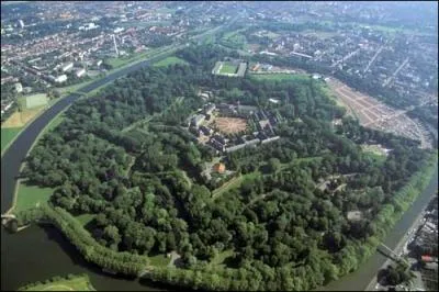 Mercredi, je vais vous emmener ici, c'est une vritable ville dans la ville, qu'est-ce que c'est ?