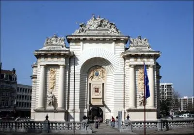 Dimanche, en partant vous pourrez voir cet  arc de triomphe , c'est la porte de...