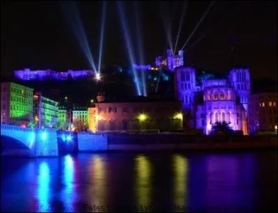 Dans quelle ville clbre-t-on  La fte des lumires  ?