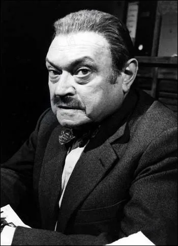 Il m'nerve avec sa faon de dire  Bon sang ! Mais c'est bien sr  lorsqu'il rsout des meurtres. L'assassin peut toujours venir ce soir, les carottes sont cuites pour lui.