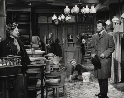 Octave Mouret, bel homme enjou et ambitieux, s'installe  Paris dans une maison bourgeoise. Il ne tarde pas  dcouvrir la vie des habitants de chaque tage, notamment en sduisant les femmes.