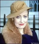 Voici un personnage qui a une importance relative dans les romans mais qui a �t� d�velopp� de fa�on int�ressante dans la s�rie. De qui s'agit-il ?