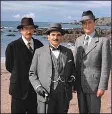 Aux c�tes de David Suchet, un  grand  Hercule Poirot dans une excellente s�rie britannique, deux comparses du d�tective qui sont l'inspecteur Japp et ?
