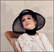 La grande, l'immense Bette Davis a jou� un r�le dans l'un des romans d'Agatha port� � l'�cran, avec Peter Ustinov en Poirot. Quel �tait le roman et le titre du film ?