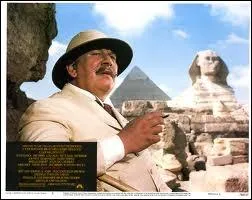 L'essentiel de l'action du roman et du film, on voit ici Peter Ustinov en Hercule Poirot, se passe ?