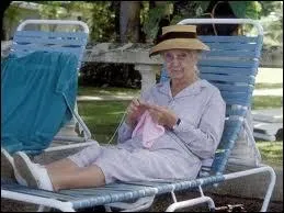 Joan Hickson - Miss Marple tricote une laine pastel, sur un transat sur une plage tropicale. Cela se passe dans quel �pisode et roman ?