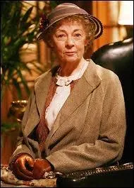 Geraldine Mac Gowan est aussi une Miss Marple de t�l�vision, personnage auquel elle donne un c�t� plus matois, amus� et piquant. Miss Marple a un neveu, Raymond West, dont le m�tier est ?