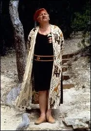 Et voici Hercule Poirot, dans ce m�me film, en tenue de vacances et de bain, typique de quelqu'un qui ne se baigne pas ou alors juste un doigt de pied ! Qui en est l'interpr�te ?