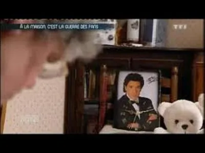 A la maison, c'est la guerre des fans : affiches, photos ddicaces, musique  fond... Nicole est fan de Frdric Franois tandis que son mari Alain idoltre...
