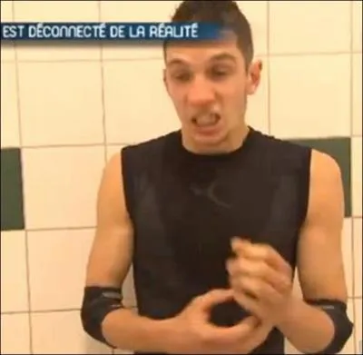 Julien est dconnect de la ralit, c'est le drame de sa mre mais dans quel monde vit-il ?