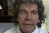 Quant  lui, il sacrifie sa vie de famille  sa passion : ressembler et chanter comme...