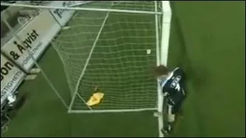 Kim Christensen, gardien de but de l'IFK Gteborg, ne veut pas prendre de buts, alors ...