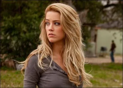 Comment s'appelle cette jolie blonde ?