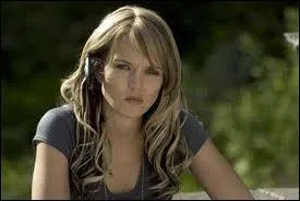 Dans  Dtour Mortel 2 , avec quoi les cannibales attachent-ils les bras de Nina au fauteuil,  la fin du film ?