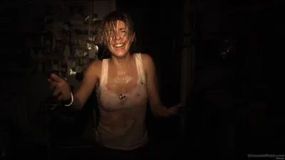 Pourquoi Angela Vidal survit-elle aux zombies dans les deux [REC] ?