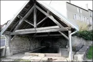 Les Romanéens empruntent la "rue des Ciseliers", en Haute-Marne. Leur commune fut un haut lieu de la fabrication des ciseaux jusqu'en 2005.