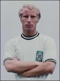 Berti Vogts a t un ancien entraneur de l'quipe du Nigria. Dans quel club voluait-il en tant que joueur ?