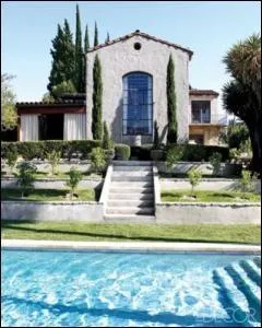 Voici photographie depuis le jardin, et la piscine, la jolie maison d'une star de la srie Grey's anatomy. C'est la maison de ?