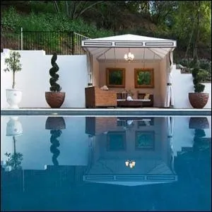 Et voici, toujours appartenant  une star de la srie Grey's anatomy, une superbe piscine. Qui y nage ?