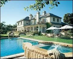 Ce qu'apprcie la star qui a fait construire cette superbe maison, c'est la vue sur la nature californienne,  la fois sur la mer et sur les montagnes. Nous sommes dans le jardin de ?