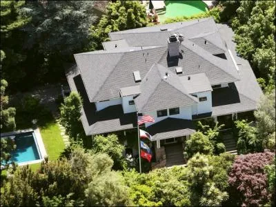 Cette maison de Palo Alto a t achete par une star plantaire galement. A votre avis, celui qui y vit est ?
