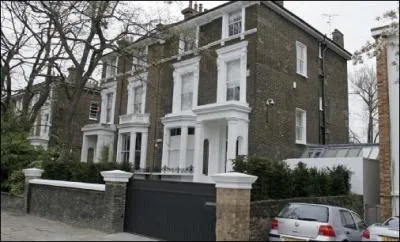 Qui pourrait vous inviter dans cette jolie maison classique, situe  New-York, si vous faisiez partie de ses proches ?