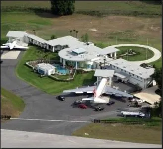 Voici une maison qui vue de loin, semble petite, mais sachez que c'est un boeing qui est sur le tarmac juste devant la maison ! Pouvez-vous imaginer que la star dcolle en boeing depuis son jardin ?