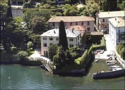 C'est l'une des villas les plus connues au monde. Situe en Italie, sur la rive du Lac de Cme, elle a reu en invits Brad Pitt, entre autres... C'est la maison de ?