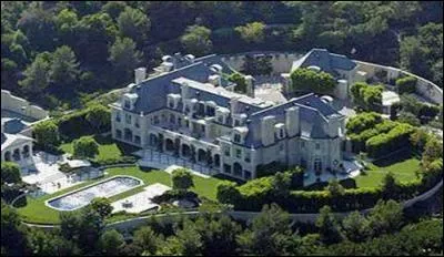 Peut-on parler de maison, ou doit-on parler de chateau pour cette immense demeure situe, en dpit de son aspect trs europen, en Californie. Qui en est l'heureux propritaire ?