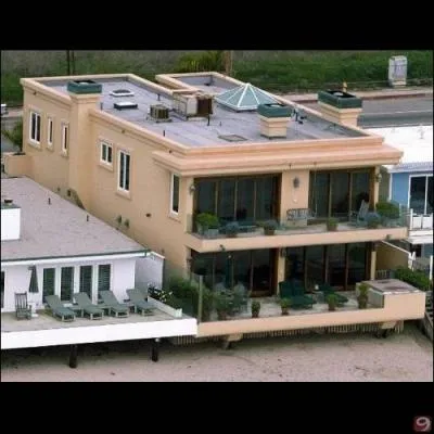 A Malibu, donc sur la plage avec la mer pour horizon, c'est la trs belle maison d'une star qui a commenc bien jeune. C'est ?