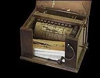 Une invention qui porte un nom joyeux. Elle servait pour apprendre aux oiseaux de compagnie  siffler !