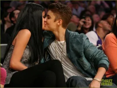 Avec quelle star de cinma, mais aussi chanteuse comme lui, Justin est-il sorti ?