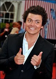 Kev'Adams joue dans une série. Laquelle ?