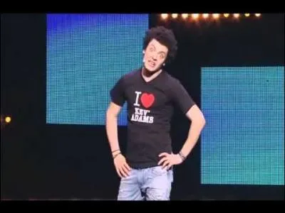 Dans ses spectacle Kev'Adams dit  Ca va les jeune ? ! ca va les vieux ? ! Moi, j'ai rien contre les personnes ges, moi aussi un jour j'aurai ... !   Quel chiffre dit-il ?