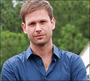 Quelle est la profession d'Alaric Saltzman ?