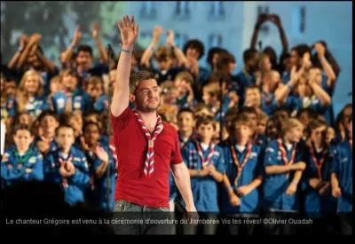 Quelle chanson Grgoire a-t-il rcrite pour l'occasion du rassemblement des scouts et guides de France ?