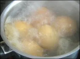 Compltez le conseil suivant. Pour qu'un uf ne se fende pas lors de sa cuisson, il suffit d'ajouter un peu   l'eau de cuisson.