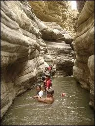 Remontons au nord, dans la province Zudaez, pour faire du canyoning ...